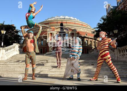 Mitglieder des Cirque du Soleil zeigen Kooza ihre besonderen Fähigkeiten, vor der Royal Albert Hall, wo die Produktion ab dem 6. Januar 2015 für ihre jährliche limitierte Serie an den Londoner Veranstaltungsort zurückkehren wird. Stockfoto