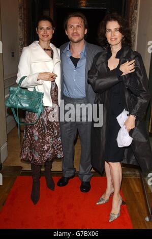 Schauspieler Christian Slater mit seiner Frau Ryan Haddon (links) und Schwiegermutter Dayle Haddon kommen zur Dom Perignon Vanity Fair Party im Grosvenor Crescent im Zentrum von London. Stockfoto