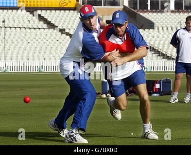 England Kapitän Michael Vaughan (rechts) zerstoßt mit seinem Yorkshire-Teamkollegen Anthony McGrath während der Nets-Session, bevor er in Edgbaston im ersten Spiel der ICC Champions Trophy, One Day International Edgbaston, Birmingham, Simbabwe, spielte. Stockfoto