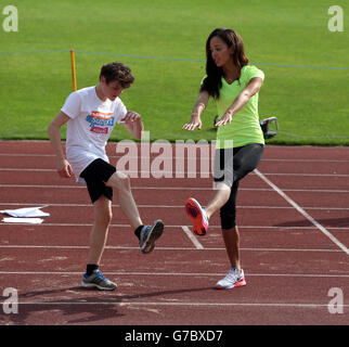 Katarina Johnson-Thompson hält eine Long Jump und High Jump Meisterklasse für junge Athleten während der Sainsbury's 2014 School Games in der Regional Arena in Manchester. Stockfoto