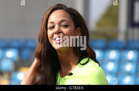 Katarina Johnson-Thompson hält eine Long Jump und High Jump Meisterklasse für junge Athleten während der Sainsbury's 2014 School Games in der Regional Arena in Manchester. Stockfoto