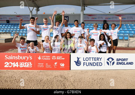 Katarina Johnson-Thompson hält eine Long Jump und High Jump Meisterklasse für junge Athleten während der Sainsbury's 2014 School Games in der Regional Arena in Manchester. Stockfoto