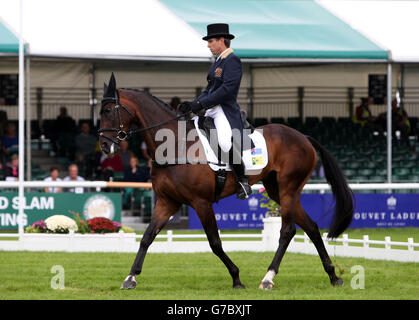 Der Australier Sam Griffiths Riding Happy Times tritt bei den Land Rover Burghley Horse Trials 2014 im Burghley Park, Stamford, in der Dressurphase an. Stockfoto