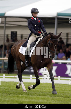 Der britische Izzy Taylor mit KBIS Briarlands Matilda tritt während der Land Rover Burghley Horse Trials 2014 im Burghley Park, Stamford, in der Dressurphase an. Stockfoto