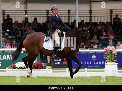 Der britische Izzy Taylor mit KBIS Briarlands Matilda tritt während der Land Rover Burghley Horse Trials 2014 im Burghley Park, Stamford, in der Dressurphase an. Stockfoto