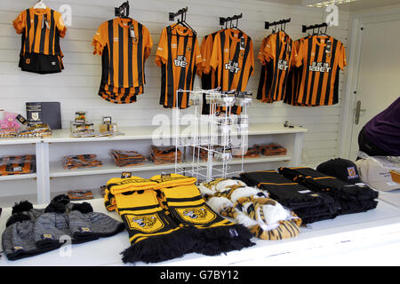 Fußball - Barclays Premier League - Hull City / Stoke City - KC Stadium. Hull City-Merchandise vor dem Spiel im KC Stadium zum Verkauf. Stockfoto