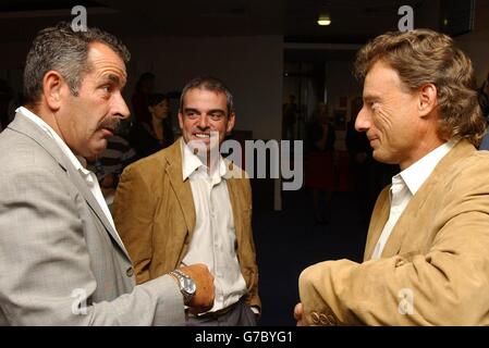 Kapitän des European Ryder Cup Bernhard langer und Paul McGinley unterhalten sich am Flughafen Heathrow mit dem ehemaligen Sieger Sam Torrence, bevor sie nach Detroit, USA, fliegen, um die verdeckte Golftrophäe zu verteidigen. Stockfoto