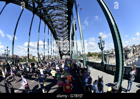 Die roten Pfeile fliegen über die Tyne Bridge während des Bupa Great North Run 2014, Newcastle. Stockfoto