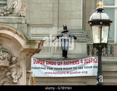 Ein Fathers 4 Justice Campaigner gekleidet als Batman auf einem Balkon des Buckingham Palace nach Verletzung der Sicherheit. Jason Hatch, 33, aus Gloucester, schaffte es, trotz der Anwesenheit bewaffneter Wachen die königliche Residenz zu erreichen, sagte die Gruppe. Matt O'Connor, Sprecher der Organisation, die die Rechte der Väter unterstützt, sagte: "Wir haben einen Typ, der als Batman gekleidet ist und auf einem Balkon im Buckingham Palace ist." "Er legte ihn an den bewaffneten Wachen vorbei." Eine Sprecherin des Buckingham Palace sagte: "Da ist ein Mann, aber es ist eine Polizeisache. Stockfoto