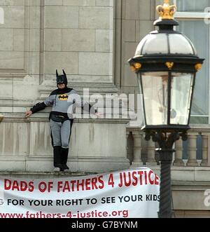 Väter für Gerechtigkeit Demonstrant auf Balkon des Buckingham Palace Stockfoto