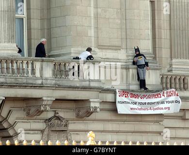 Väter für Gerechtigkeit Demonstrant auf Balkon des Buckingham Palace Stockfoto