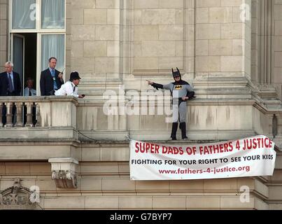 Väter für Gerechtigkeit Demonstrant auf Balkon des Buckingham Palace Stockfoto