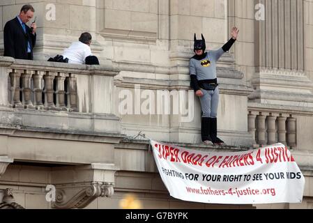 Ein Fathers 4 Justice Campaigner gekleidet als Batman auf einem Balkon des Buckingham Palace nach Verletzung der Sicherheit. Jason Hatch, 33, aus Gloucester, schaffte es, trotz der Anwesenheit bewaffneter Wachen die königliche Residenz zu erreichen, sagte die Gruppe. Matt O'Connor, Sprecher der Organisation, die die Rechte der Väter unterstützt, sagte: "Wir haben einen Typ, der als Batman gekleidet ist und auf einem Balkon im Buckingham Palace ist." "Er legte ihn an den bewaffneten Wachen vorbei." Eine Sprecherin des Buckingham Palace sagte: "Da ist ein Mann, aber es ist eine Polizeisache. Stockfoto