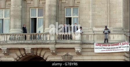 Ein Fathers 4 Justice Campaigner gekleidet als Batman auf einem Balkon des Buckingham Palace nach Verletzung der Sicherheit. Jason Hatch, 33, aus Gloucester, schaffte es, trotz der Anwesenheit bewaffneter Wachen die königliche Residenz zu erreichen, sagte die Gruppe. Matt O'Connor, Sprecher der Organisation, die die Rechte der Väter unterstützt, sagte: "Wir haben einen Typ, der als Batman gekleidet ist und auf einem Balkon im Buckingham Palace ist." "Er legte ihn an den bewaffneten Wachen vorbei." Eine Sprecherin des Buckingham Palace sagte: "Da ist ein Mann, aber es ist eine Polizeisache. Stockfoto