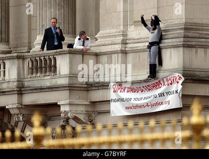 Ein Fathers 4 Justice Campaigner gekleidet als Batman auf einem Balkon des Buckingham Palace nach Verletzung der Sicherheit. Jason Hatch, 33, aus Gloucester, schaffte es, trotz der Anwesenheit bewaffneter Wachen die königliche Residenz zu erreichen, sagte die Gruppe. Matt O'Connor, Sprecher der Organisation, die die Rechte der Väter unterstützt, sagte: "Wir haben einen Typ, der als Batman gekleidet ist und auf einem Balkon im Buckingham Palace ist." "Er legte ihn an den bewaffneten Wachen vorbei." Eine Sprecherin des Buckingham Palace sagte: "Da ist ein Mann, aber es ist eine Polizeisache. Stockfoto