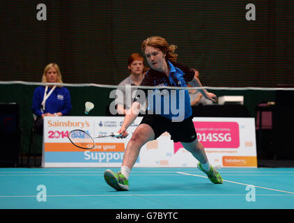 Die schottische Holly Newall im Kampf gegen die Engländerin Abigail Holden beim Finale der Girls Singles in Badminton bei den Sainsbury's School Games 2014, Armitage Site, Manchester. Stockfoto