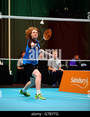 Die schottische Holly Newall im Kampf gegen die Engländerin Abigail Holden beim Finale der Girls Singles in Badminton bei den Sainsbury's School Games 2014, Armitage Site, Manchester. Stockfoto