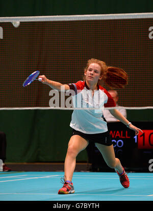 Die Engländerin Abigail Holden im Kampf gegen die schottische Holly Newall beim Finale der Girls Singles in Badminton bei den Sainsbury's School Games 2014, Armitage Site, Manchester. Stockfoto