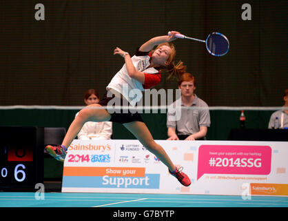 Die Engländerin Abigail Holden im Kampf gegen die schottische Holly Newall beim Finale der Girls Singles in Badminton bei den Sainsbury's School Games 2014, Armitage Site, Manchester. Stockfoto