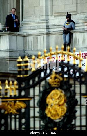 Ein Fathers 4 Justice Campaigner, der als Batman auf einem Balkon des Buckingham Palace gekleidet war. Jason Hatch, 33, aus Gloucester, schaffte es trotz der Anwesenheit bewaffneter Wachen, die königliche Residenz zu erreichen, teilte die Gruppe mit. Matt O'Connor, Sprecher der Organisation, die die Rechte der Väter unterstützt, sagte: „Wir haben einen Typ, der als Batman gekleidet ist und auf einem Balkon im Buckingham Palace steht.“ Stockfoto