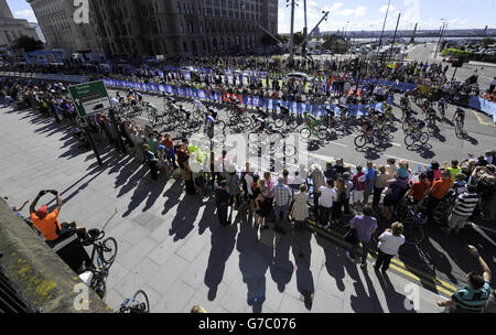 Die Fahrer auf der ersten Etappe der Tour of Britain Rennen durch Liverpool City Centre während der ersten Etappe der Tour of Britain 2014. Stockfoto