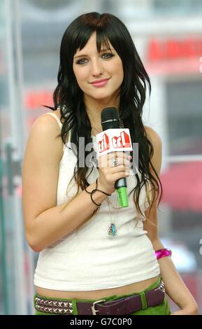 US-Sängerin Ashlee Simpson (Schwester von Jessica Simpson) während ihres Gastauftritts bei MTV's TRL - Total Request Live - Show in den neuen Studios am Leicester Square im Zentrum von London. Stockfoto