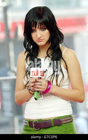 US-Sängerin Ashlee Simpson (Schwester von Jessica Simpson) während ihres Gastauftritts bei MTV's TRL - Total Request Live - Show in den neuen Studios am Leicester Square im Zentrum von London. Stockfoto