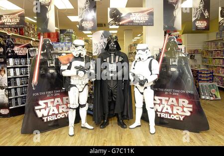 Darth Vader und zwei Sturmtruppen bewachen den Bestand der neuen Star Wars Trilogy DVD-Box in Woolworths, Edgware Road, London. Die Trilogie erscheint am Montag, den 20. September 2004. Stockfoto