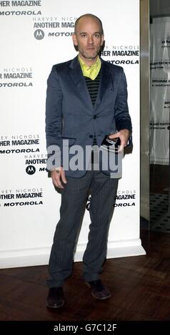 REM-Frontmann Michael Stipe kommt zur Vorstellung des neuen Magazins Another im Fifth Floor Restaurant in Harvey Nichols, Knightsbridge, im Zentrum von London. Stockfoto