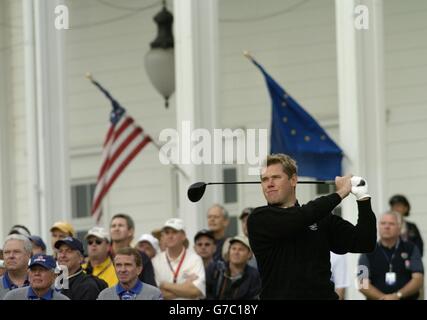 Lee Westwood, Spieler des European Ryder Cup, schlägt das 1. Loch während der 35. Ryder Cup-Spiele im Oakland Hills Country Club, Bloomfield Township, Michigan, ab. Stockfoto