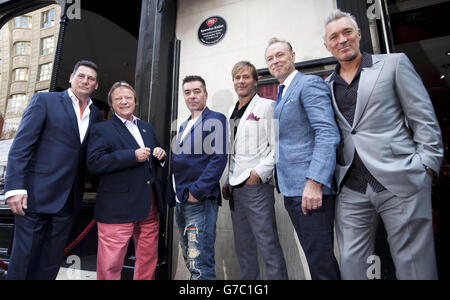 Guy Fletcher, PRS Chairman (2. Links) und Spandau Ballet (von links nach rechts) Tony Hadley, John Keeble, Steve Norman, Gary Kemp und Martin Kemp präsentieren die Bands PRS for Music Heritage Award am Ort eines ihrer ersten Auftritte, dem ehemaligen Blitz Club in Covent Garden, London. Stockfoto