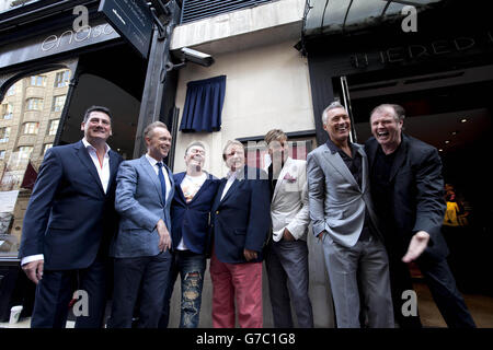 Guy Fletcher, PRS Chairman (Mitte), Und Rusty Egan, Blitz Club DJ (rechts), mit Spandau Ballet (links nach rechts) Tony Hadley, Gary Kemp, John Keeble, Steve Norman und Martin Kemp präsentieren die Bands PRS for Music Heritage Award am Ort eines ihrer ersten Auftritte, dem ehemaligen Blitz Club in Covent Garden, London. Stockfoto