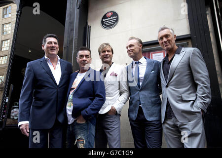 Spandau Ballet (von links nach rechts) Tony Hadley, John Keeble, Steve Norman, Gary Kemp und Martin Kemp präsentieren ihren PRS for Music Heritage Award am Ort eines ihrer ersten Auftritte, dem ehemaligen Blitz Club in Covent Garden, London. Stockfoto