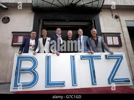 Rusty Egan, Blitz Club DJ (Mitte) und Spandau Ballet (von links nach rechts) John Keeble, Steve Norman, Tony Hadley, Gary Kemp und Martin Kemp präsentieren den PRS for Music Heritage Award der Band am Ort eines ihrer ersten Auftritte, dem ehemaligen Blitz Club in Covent Garden, London. Stockfoto