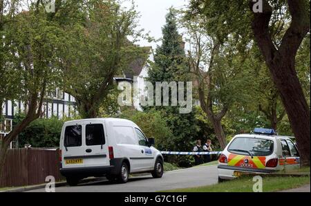 Polizei vor einem Haus auf einem privaten Anwesen in Highgate Hill, Hampstead, im Norden Londons, wo die Leichen eines älteren Ehepaares gefunden wurden, nachdem sie brutal ermordet wurden. Nach der Entdeckung der Leichen der Rentner durch einen Dekorateure, der zur Arbeit in ihrem Haus gekommen war, wurde eine riesige Menschenjagd nach dem Mörder durchgeführt. Er fand die Nachwirkungen eines Blutbades, das so grausam war, dass Detektive noch nicht feststellten, welche Waffe zum Töten des Paares verwendet wurde. Das Paar - ein Mann in den Siebzigern und seine Frau, die in den Sechzigern ist - wurden unten in ihrem Doppelhaushälfte mit drei Schlafzimmern gefunden. Stockfoto