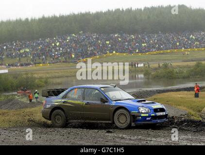 Petter Solberg fährt seine Subaru Impreza WRC 2004 durch die Walters Arena auf der Rheola Super Special Stage während der Wales Rally GB bei Neath. Stockfoto