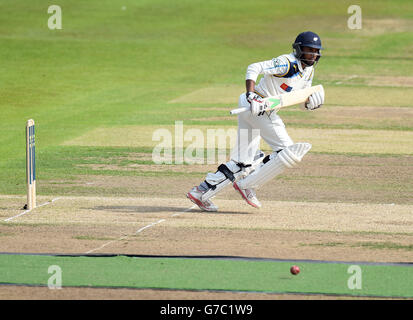 Yorkshire's Adil Rashid Fledermäuse während des zweiten Tages der LV= County Championship Division ein Spiel in Trent Bridge, Nottingham. SSOCIATION-Foto. Bilddatum: Mittwoch, 10. September 2014. Siehe PA Geschichte CRICKET Nottinghamshire. Bildnachweis sollte lauten: Simon Cooper/PA Wire Stockfoto