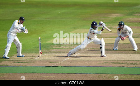 Yorkshire's Adil Rashid Fledermäuse während des zweiten Tages der LV= County Championship Division ein Spiel in Trent Bridge, Nottingham. SSOCIATION-Foto. Bilddatum: Mittwoch, 10. September 2014. Siehe PA Geschichte CRICKET Nottinghamshire. Bildnachweis sollte lauten: Simon Cooper/PA Wire Stockfoto