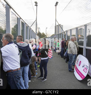 Fans beobachten die Spiele während der StreetGames Football Pools Fives at GOALS Football Complex, Glasgow. Stockfoto