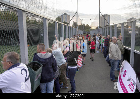 Fans beobachten die Spiele während der StreetGames Football Pools Fives at GOALS Football Complex, Glasgow. Stockfoto