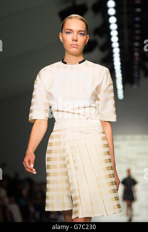 Ein Model auf dem Laufsteg während der J. JS Lee Laufsteg Show im Somerset House im Zentrum Londons während der London Fashion Week. Stockfoto