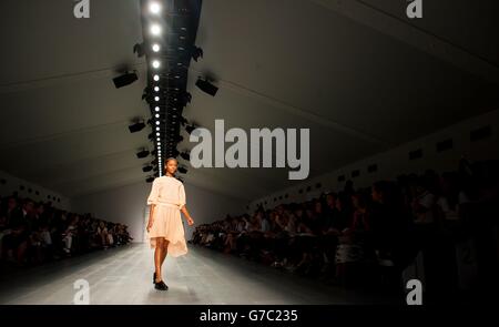 Ein Model auf dem Laufsteg während der J. JS Lee Laufsteg Show im Somerset House im Zentrum Londons während der London Fashion Week. Stockfoto