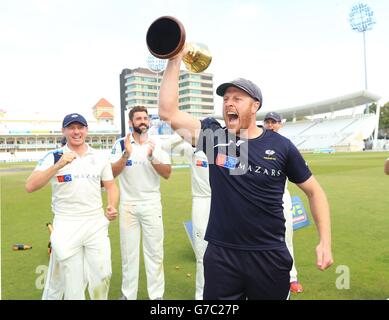 Kapitän Andrew Gale feiert den Gewinn der Division One County Championship am vierten Tag des LV= County Championship Division One Matches in Trent Bridge, Nottingham. SSOCIATION-Foto. Bilddatum: Freitag, 12. September 2014. Siehe PA Geschichte CRICKET Nottinghamshire. Bildnachweis sollte lauten: Mike Egerton/PA Wire Stockfoto