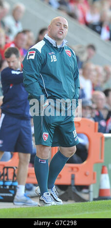 Fußball - Sky Bet League Two - Morecambe / Cheltenham Town - Globe Arena. Morecambe-Manager Jim Bentley auf der Touchline während des zweiten Spiels der Sky Bet League in der Globe Arena in Morecambe. Stockfoto