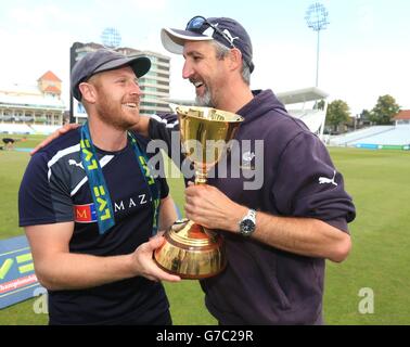 Kapitän Andrew Gale feiert den Gewinn der Division One County Championship Trophäe zusammen mit dem Seitenkopftrainer Jason Gillespie (rechts) am vierten Tag des LV= County Championship Division One Matches in Trent Bridge, Nottingham. SSOCIATION-Foto. Bilddatum: Freitag, 12. September 2014. Siehe PA Geschichte CRICKET Nottinghamshire. Bildnachweis sollte lauten: Mike Egerton/PA Wire Stockfoto