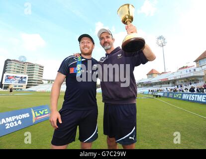 Kapitän Andrew Gale feiert den Gewinn der Division One County Championship Trophäe zusammen mit dem Seitenkopftrainer Jason Gillespie (rechts) am vierten Tag des LV= County Championship Division One Matches in Trent Bridge, Nottingham. SSOCIATION-Foto. Bilddatum: Freitag, 12. September 2014. Siehe PA Geschichte CRICKET Nottinghamshire. Bildnachweis sollte lauten: Mike Egerton/PA Wire Stockfoto