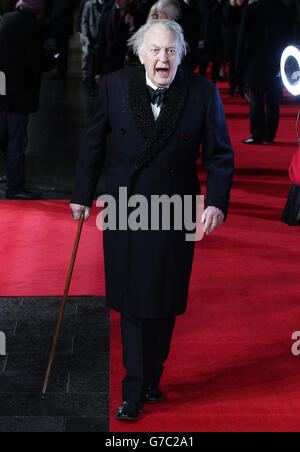 Sir Donald Sinden bei der Ankunft zur britischen Filmpremiere von Run for Your Wife am Odeon Leicester Square im Zentrum von London. Stockfoto