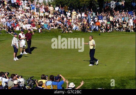 Colin Montgomerie, Spieler des European Ryder Cup, feiert seinen letzten Putt auf dem 18. Green, während Europa den Ryder Cup im Oakland Hills Country Club, Bloomfield Township, Michigan, behält. Stockfoto