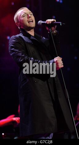 Ronan Keating spielt live auf der Bühne während der ASDA Tickled Pink Girls' Night in Live in der Royal Albert Hall im Zentrum von London. Stockfoto