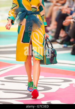 Ein Modell auf dem Laufsteg für die Burberry Prorsum Damenmode-Laufsteg-Show im Albert Memorial, London, während der London Fashion Week. Stockfoto